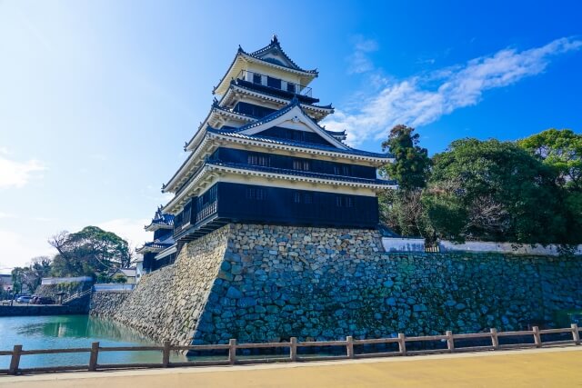 中津城の右側から見た外観｜黒田官兵衛が築いた水城と石垣の景観