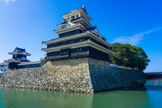 中津城の左側から見た外観｜堀と天守が美しい大分県中津市の歴史的名所