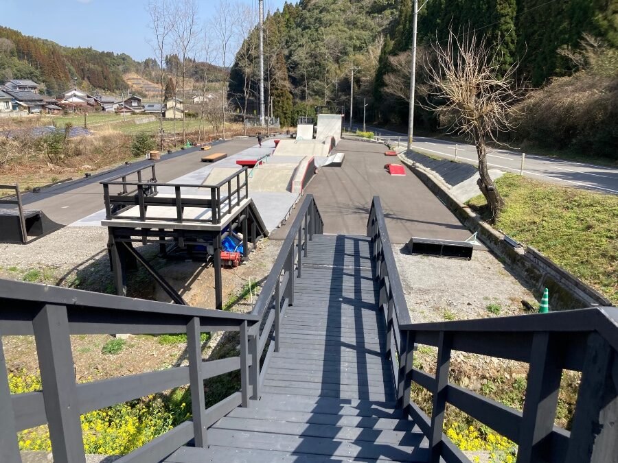 入り口階段の上から見下ろしたRefine Skate Parkの全景。コース全体と田園・民家、周囲の山々が一望できる