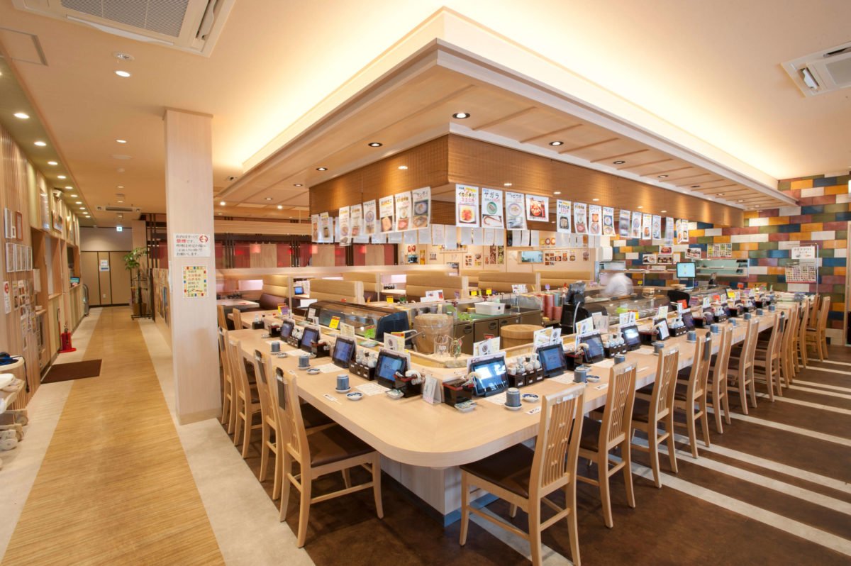 活気ある回転寿司の店内