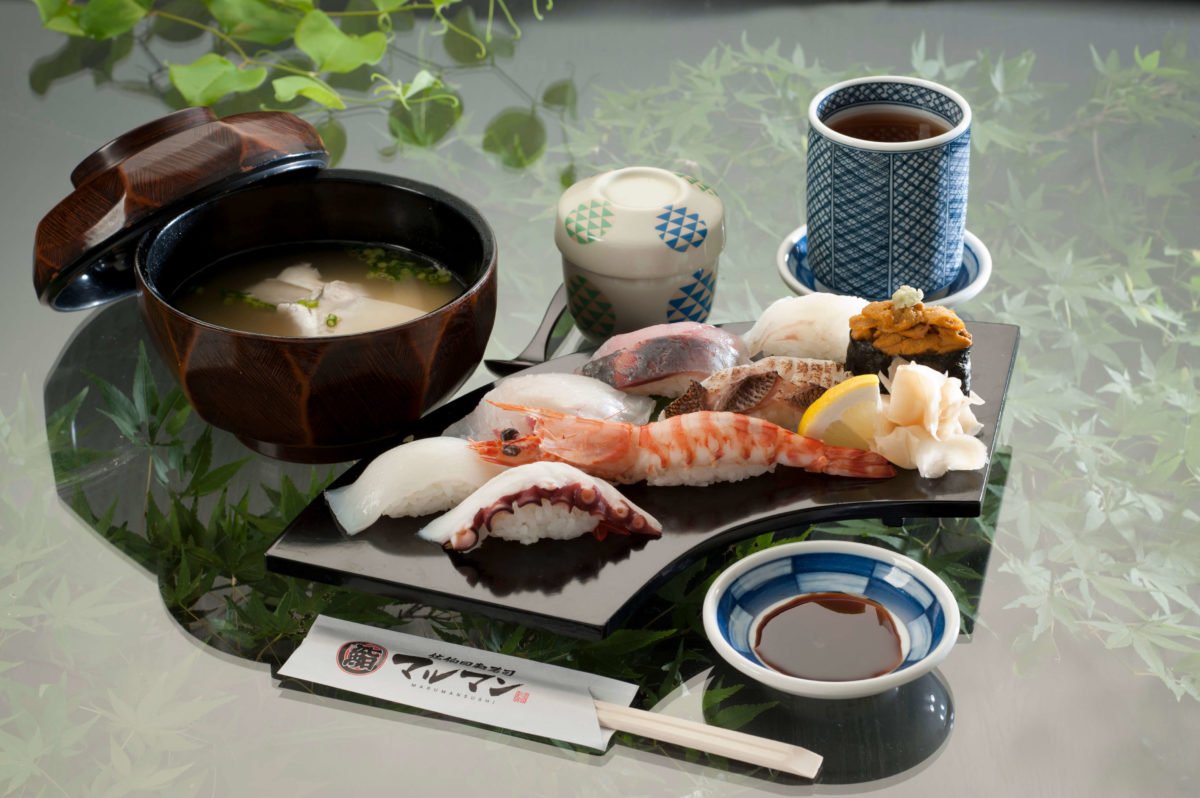 にぎり寿司と味噌汁のセット