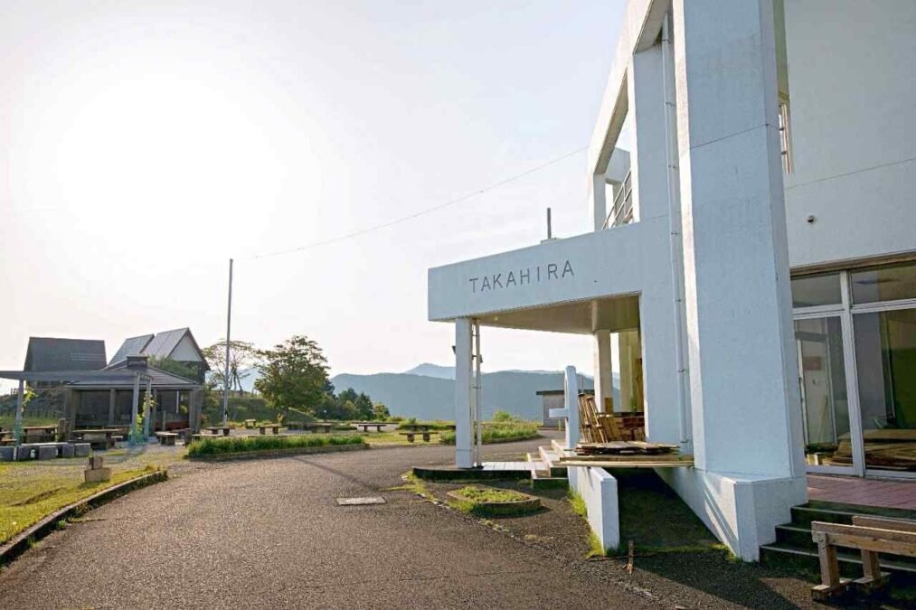 「TAKAHIRA」の看板が掲げられた施設入口と展望公園エリアの外観