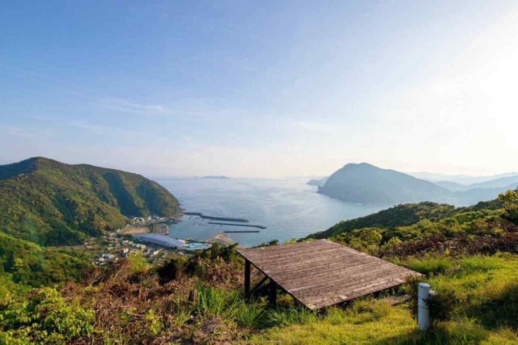 展望台から見渡す蒲江の入り江と浮かぶ島々の大パノラマ、手前にウッドデッキ