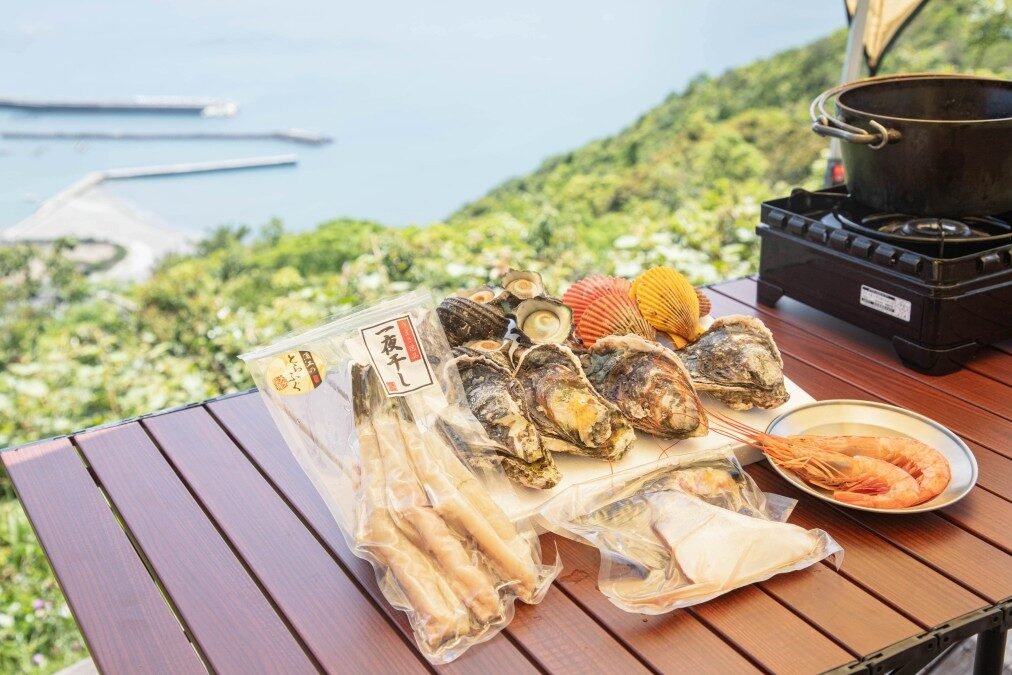 テーブルに並ぶ岩ガキ・ホタテ・エビなど蒲江の海の幸BBQセット(イメージ)