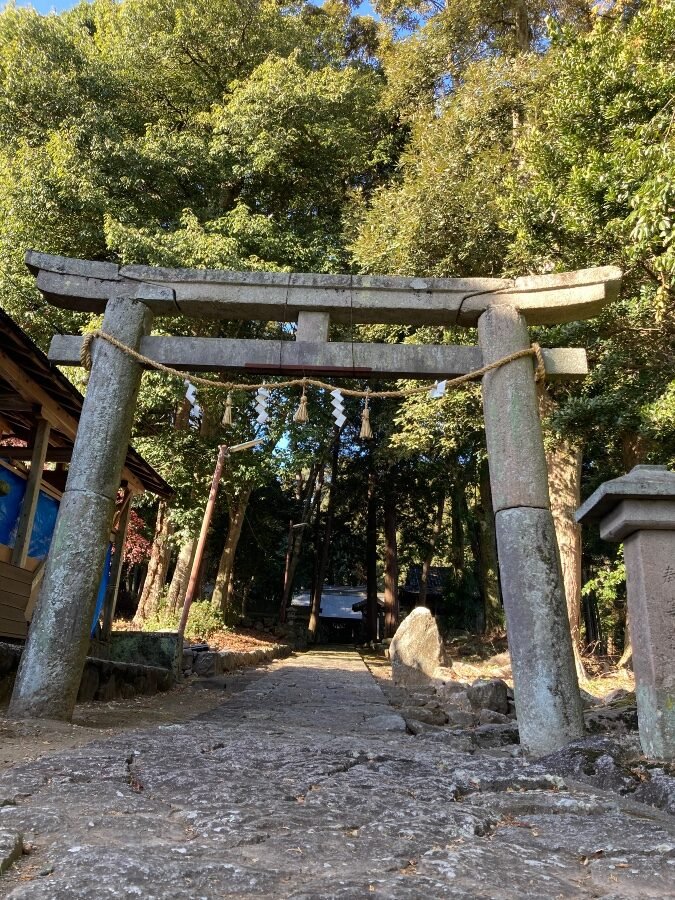 参道の石段を登った先にある二の鳥居