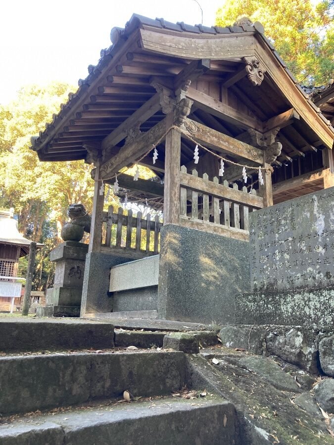 参拝前に身を清める手水舎（てみずや）