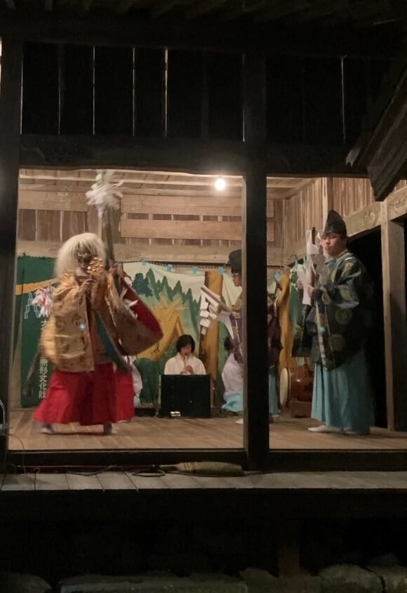 八津島神社の神楽殿。2024年元旦に奉納された津島神楽の様子