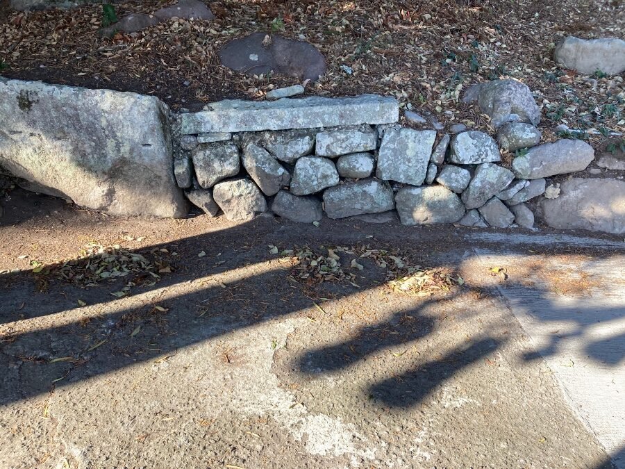 大鳥居横に位置する旧湧水場跡。かつては湧水が湧き出ていた場所