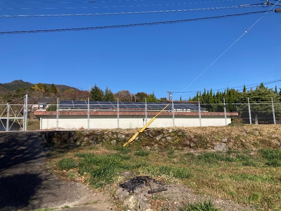 八津島神社東側に隣接する日出町上水道浄水施設の外観
